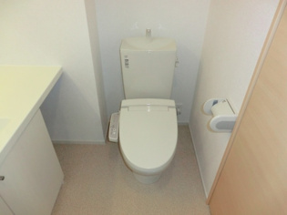 温水洗浄便座付きのトイレです♪
