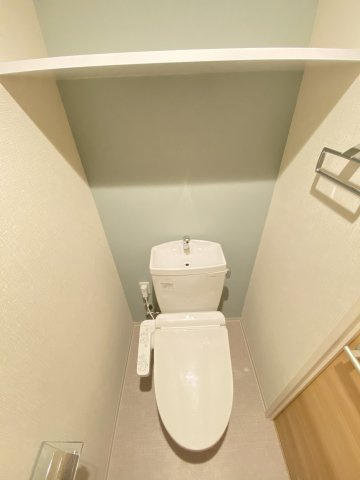 温水洗浄便座付きのトイレです♪