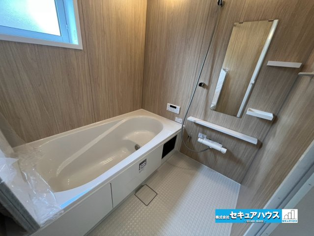 【今からご案内可能】知多市つつじが丘1丁目　全2棟の浴室|【浴室】
◆アクセントパネルで落ち着きのある雰囲気を演出します。毎日の疲れを癒やすバスタイムをお楽しみ下さい！
◆窓付きで、カビの繁殖を抑える効果があります。