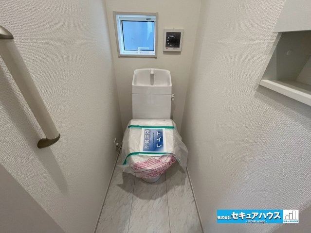 【今からご案内可能】知多市つつじが丘1丁目　全2棟のその他|【高機能トイレ】
◆高機能トイレの多くは便器のフタの開閉が自動であり、使用後に手動で水を流す面倒もなく非常に便利です。スタイリッシュな見た目で、お掃除しやすく、節水効果が高いです。
