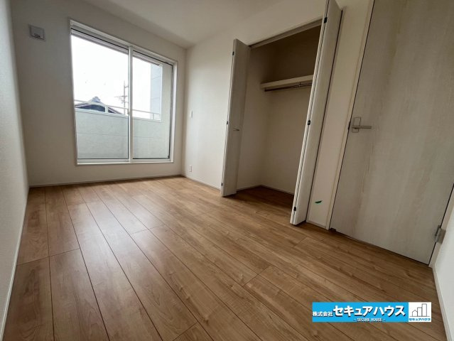 【今からご案内可能】知多市つつじが丘1丁目　全2棟の洋室|【洋室】
◆広々とした居住空間は日々の暮らしを彩り、心のやすらぎと満足感を与えてくれます。通風と採光を考慮した設計は子供たちはのびのび育ち、家族でくつろぎと団らんを生み出します。