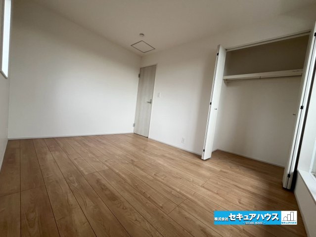 【今からご案内可能】知多市つつじが丘1丁目　全2棟の洋室|【洋室】
◆家族一人ひとりの大切なプライベート空間。趣味に合わせて使って頂けるようシンプルに仕上げてあります。暮らし心地を大きく左右する収納を、適材適所に配置し使い勝手を考慮しました。　