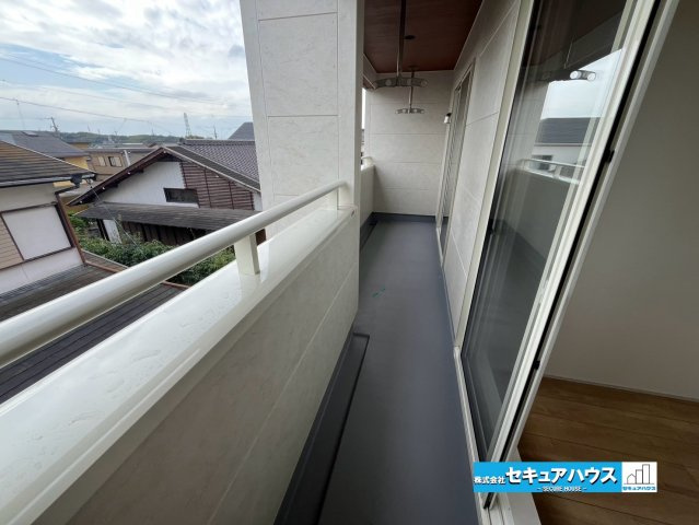 【今からご案内可能】知多市つつじが丘1丁目　全2棟のバルコニー|【バルコニー】
◆見晴らしもよく、太陽の温かな温もりをめいっぱい受け止めてくれます。
太陽の光と爽やかな風を受けたお洗濯物はあっという間に乾き、取りこむ時には太陽の匂いを感じられそうですね。　