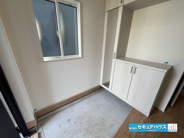 【今からご案内可能】知多市つつじが丘1丁目　全2棟の玄関|【玄関】
◆お家に出会う人々を迎える玄関だからこそ、広々清潔感あふれる空間にしたいものです。採光・通風にも配慮された設計で毎日明るい空間をキープします♪