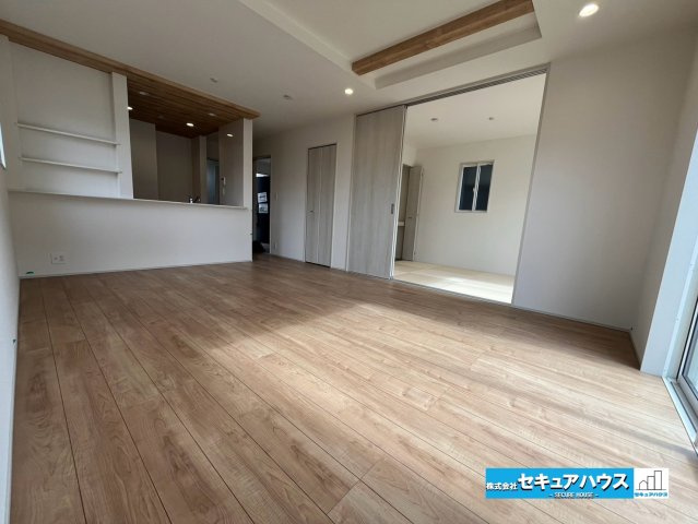 【今からご案内可能】知多市つつじが丘1丁目　全2棟の居間・リビング|【LDK】
◆通学から帰宅し、リビングルームで会話を楽しむ子ども達。リビングから臨む景色は太陽色に染まり、解放感溢れゆったりとしたひと時を過ごすことが出来る素敵な空間です。