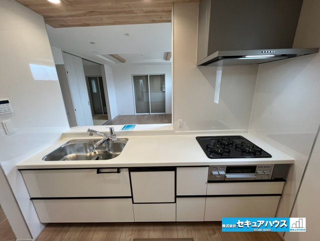 【今からご案内可能】知多市つつじが丘1丁目　全2棟のキッチン|【キッチン】
◆同時にたくさんの料理が調理できる。「焼く・蒸す・煮る」の工程を同時進行で進めることができるので、料理を素早く作ることができます。育児でバタバタ忙しいママに嬉しい♪