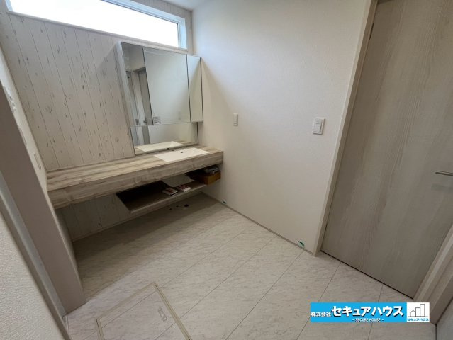 【今からご案内可能】知多市つつじが丘1丁目　全2棟の玄関|【洗面台】
◆鏡の裏にはたっぷりと収納スペースを標準装備！
◆電源を付属しているのでドライヤーなど利用できます。