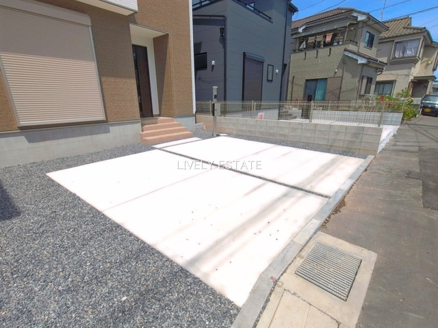 草加市両新田西町 新築分譲住宅 全3棟 1号棟の駐車場