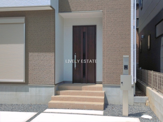草加市両新田西町 新築分譲住宅 全3棟 1号棟の玄関