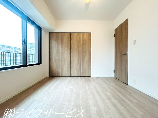 【洋室】 | ヴィルヌーブ東三国 | 玄関側洋室6.0帖／クローゼット有！窓２面あり！