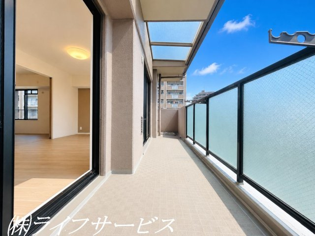 【バルコニー】 | ヴィルヌーブ東三国 | リビングルーム側バルコニー／上階なし！上部は一部ガラス庇になっています！