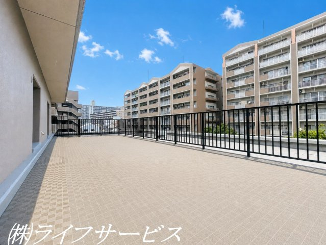 【バルコニー】 | ヴィルヌーブ東三国 | 広々約４２㎡のルーフテラス！様々な用途を検討いただけます！