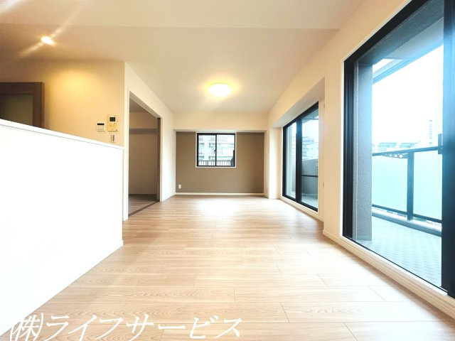 【居間・リビング】 | ヴィルヌーブ東三国 | リビングルーム14.0帖／角部屋につき窓２面あり！通風良好のリビングルーム！
