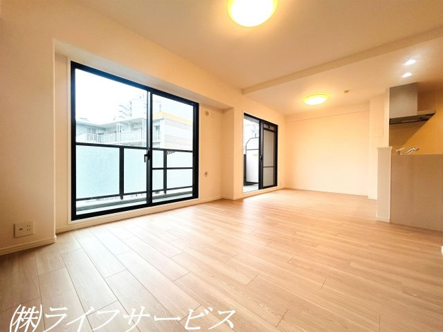 【居間・リビング】 | ヴィルヌーブ東三国 | リビングルーム14.0帖／角部屋につき窓２面あり！通風良好のリビングルーム！