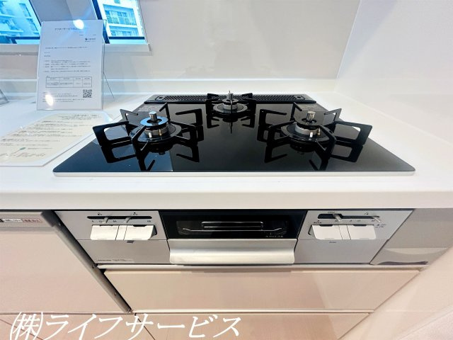 【キッチン】 | ヴィルヌーブ東三国 | キッチン３口ガスコンロでお料理もらくらく！