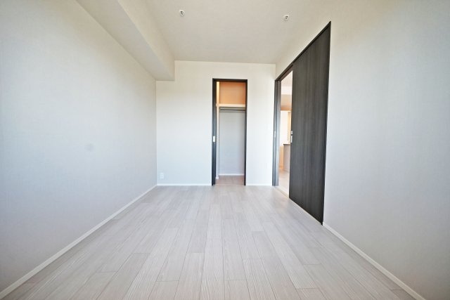パークナード新梅田アーバンパレスの洋室|洋室約6帖
フローリングで統一された居室で、掃除もしやすく快適にお使いいただけます。

