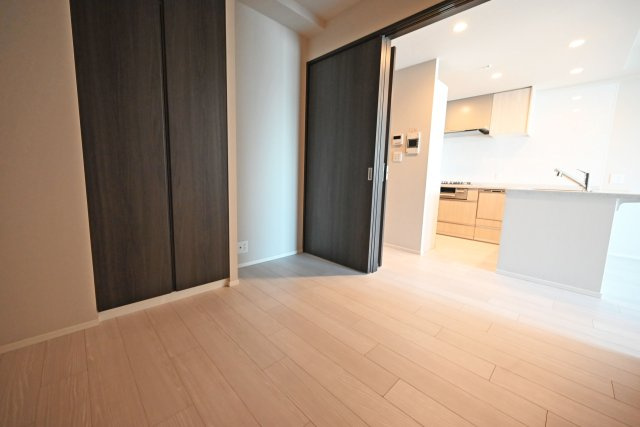 パークナード新梅田アーバンパレスの子供部屋|洋室との間仕切りを開放することで、より広がりのある空間としてご利用いただけます。