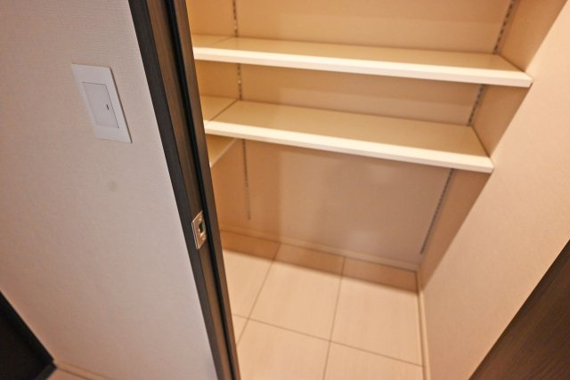 パークナード新梅田アーバンパレスの収納|シューズクロークを完備！ご家族分の靴はもちろん、アウトドア用品やスポーツ用品など、かさばる荷物の収納にも便利です。