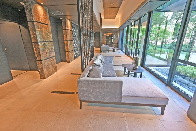 パークナード新梅田アーバンパレスのエントランス|清掃が行き届いたマンション内で、毎日快適に過ごせます。