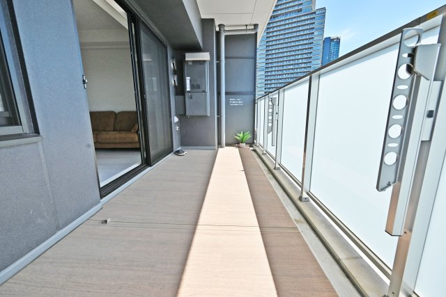 パークナード新梅田アーバンパレスのバルコニー|西向きにつき、午後から夕方にかけて明るい陽射しが差し込む住まいです。風通しにも恵まれており、快適で心地よい毎日をお過ごしいただけます。