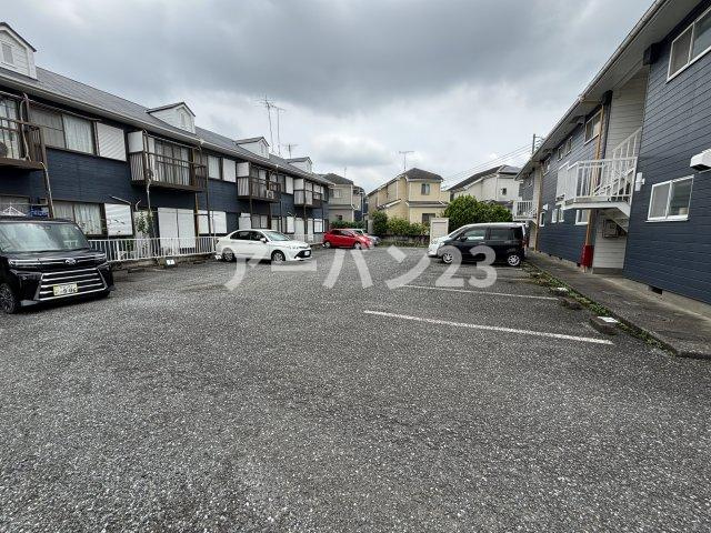 アップルビラB棟の駐車場
