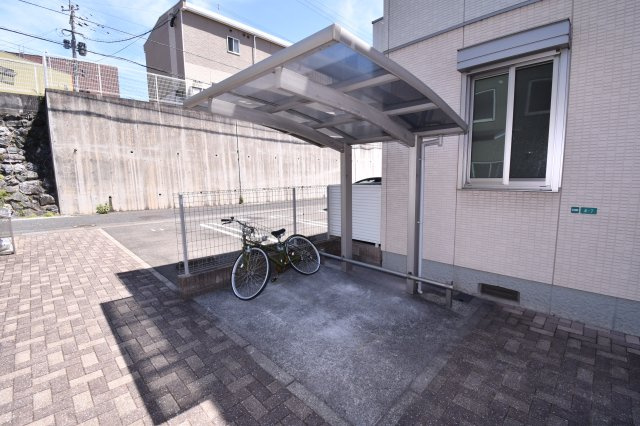 アクシア南若園の駐車場