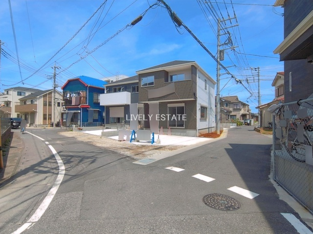 草加市両新田西町 新築分譲住宅 全3棟 3号棟の前面道路含む現地写真