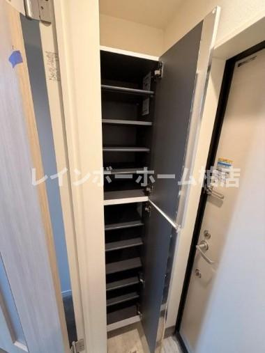 特典：仲介手数料が無料です!!の玄関|明るい玄関です