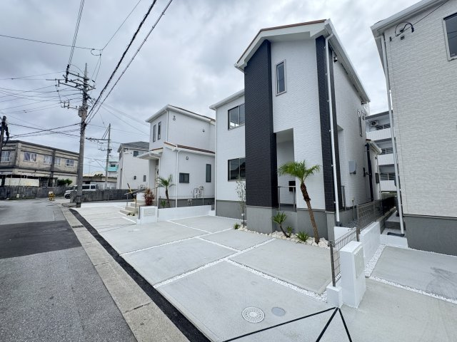 宜野湾市嘉数（全8棟）G号棟の外観|G号棟　並列駐車3台可♪オシャレな植栽付き♪