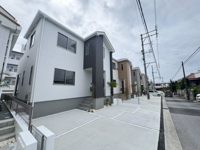 宜野湾市嘉数（全8棟）G号棟の外観|G号棟　並列駐車3台可♪オシャレな植栽付き♪
