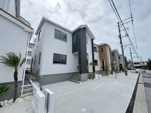 宜野湾市嘉数（全8棟）G号棟の外観|G号棟　並列駐車3台可♪オシャレな植栽付き♪