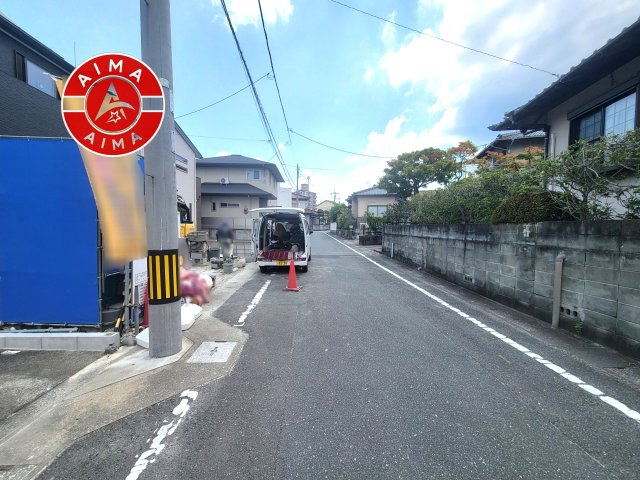 春日市原町2丁目第1-2棟（1号棟）の前面道路含む現地写真|前面道路は閑静な住宅地をはしる車通りの少ない道路。お車の出し入れが苦手なママや小さなお子様にも安心ですね。しっかり舗装もされているので、ベビーカーや自転車で通っても快適に通行できます。
