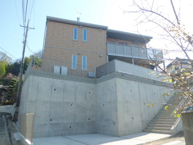 バース小机のエントランス|気楽な１フロア２住戸　ユニット工法で安心