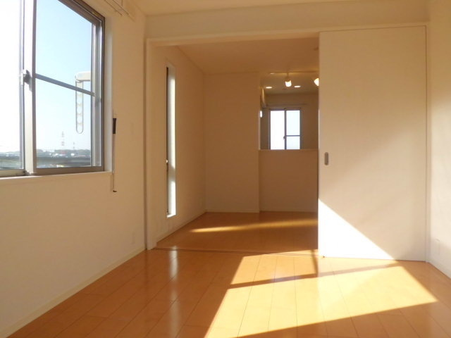 バース小机の洋室|角部屋２面採光の明るい室内　オールフローリング