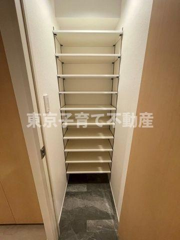 レジディア神田の玄関