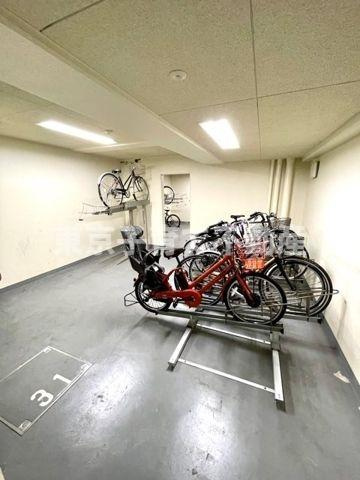 レジディア神田の駐車場