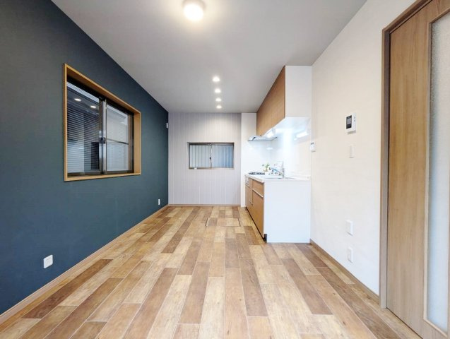 板橋区赤塚4丁目の居間・リビング|新規リフォーム済みにつき快適に新生活のスタートができます♪
1階リビング+水回りを配した生活しやすい間取りです