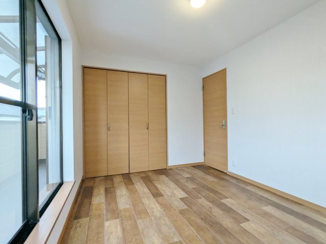 板橋区赤塚4丁目の洋室|2階東側6帖洋室は整形なお部屋なので家具のレイアウトもしやすいです
壁面ワイドな収納が魅力的です