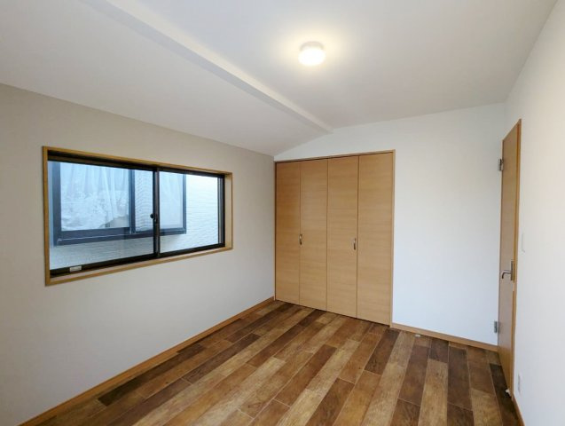 板橋区赤塚4丁目の洋室|2階西側6帖洋室は整形なお部屋なので家具のレイアウトもしやすいです
壁面ワイドな収納が魅力的です