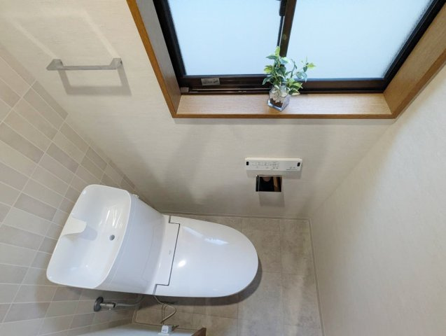 板橋区赤塚4丁目のトイレ|2階トイレ
小窓を設け明るく衛生的な空間です
トイレは1階2階それぞれ設置しています