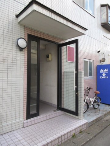 羽村市小作台３丁目の賃貸マンションのエントランス