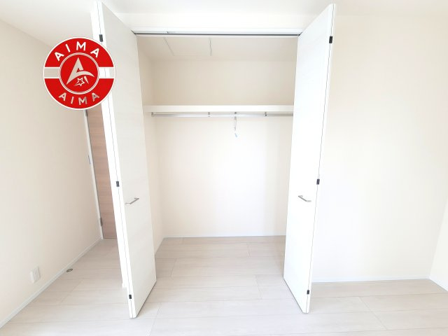 春日市原町2丁目第1-2棟（2号棟）の収納|洋服や大きな荷物が多い方や人数の多いご家族などは、一般的なクローゼットよりもウォークインクローゼットのほうが使い勝手が良いです。