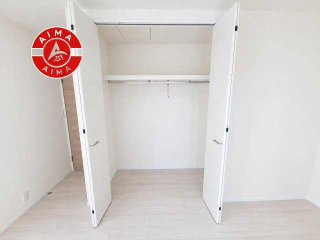 春日市原町2丁目第1-2棟（2号棟）の収納|洋服や大きな荷物が多い方や人数の多いご家族などは、一般的なクローゼットよりもウォークインクローゼットのほうが使い勝手が良いです。