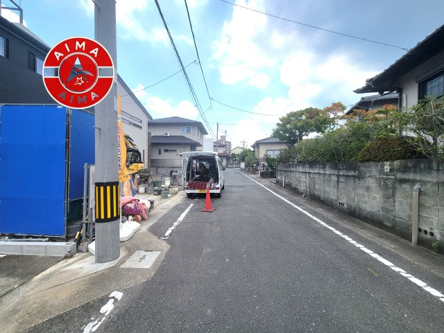 春日市原町2丁目第1-2棟（2号棟）の前面道路含む現地写真|前面道路は閑静な住宅地をはしる車通りの少ない道路。お車の出し入れが苦手なママや小さなお子様にも安心ですね。しっかり舗装もされているので、ベビーカーや自転車で通っても快適に通行できます。
