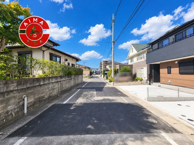春日市原町2丁目第1-2棟（2号棟）の外観|前面道路含む現地の写真です。