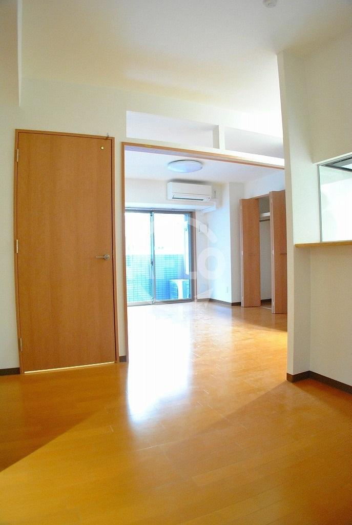 プレスト博労町　開平小学校の居間・リビング|プレスト博労町　開放的なお部屋