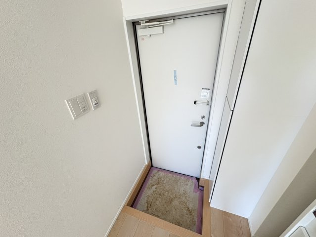 市川市須和田２丁目のアパートの玄関