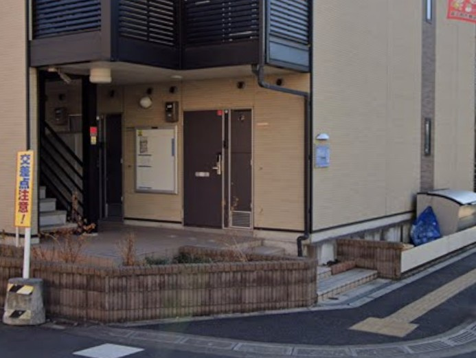 レオネクストつるせ壱番館のエントランス
