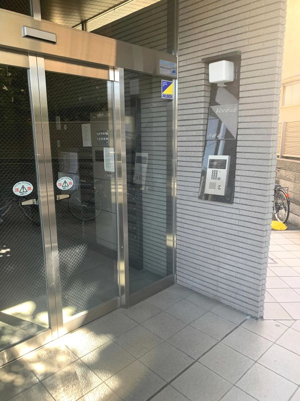 足立区西新井本町３丁目の賃貸マンションのエントランス