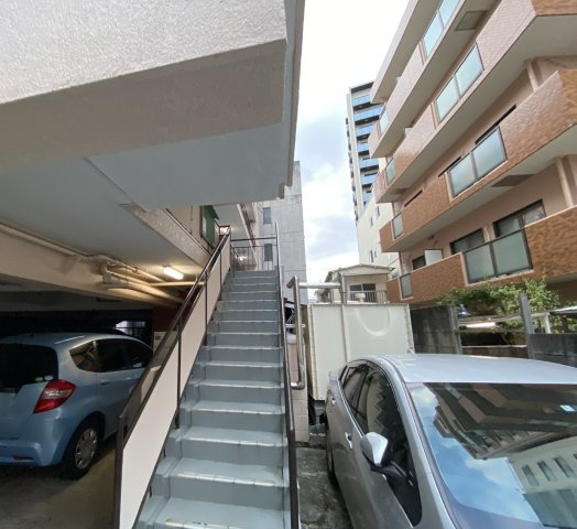 根津マンションのエントランス